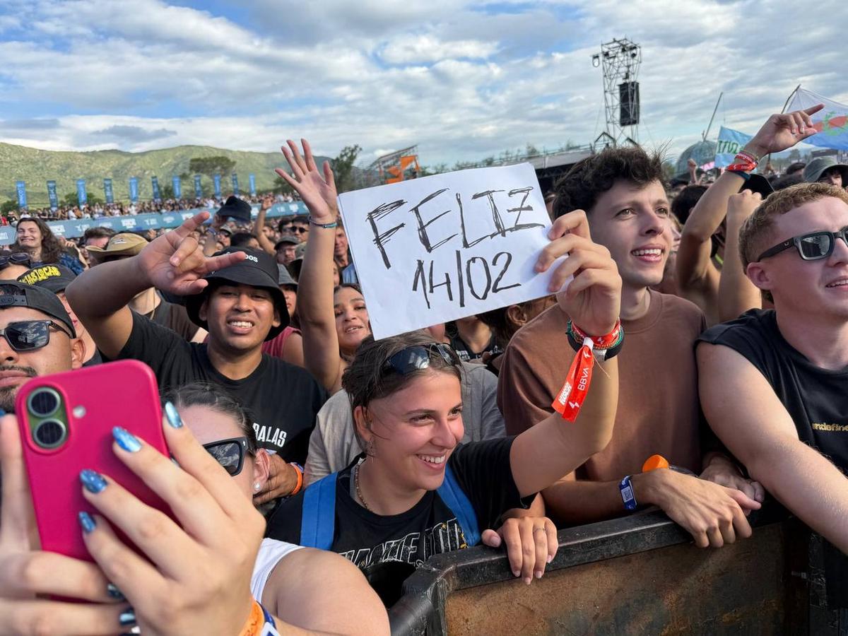 Una multitud vibra en el primer día del Cosquín Rock 2026. (Foto: Daniel Cáceres)