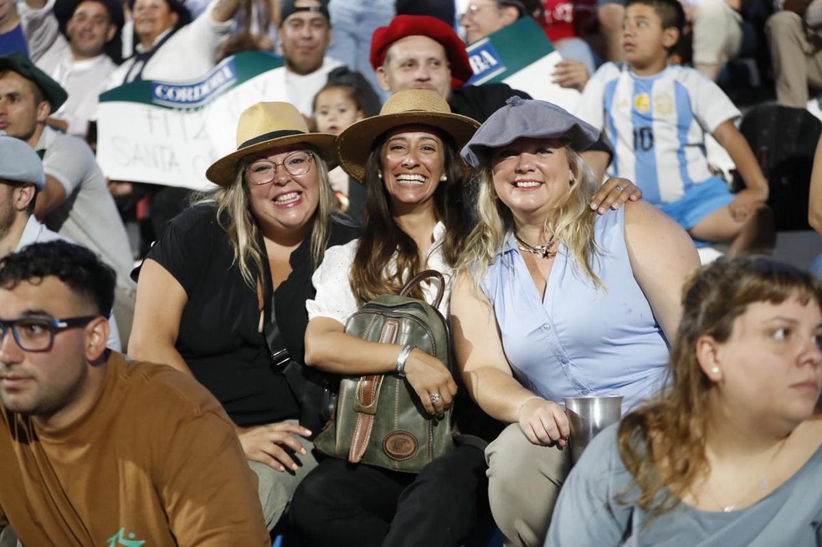 FOTO: La gente disfruta de una nueva noche festivalera en las tribunas. 