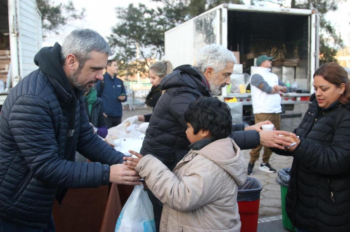 Guille López repartió café para los niños.