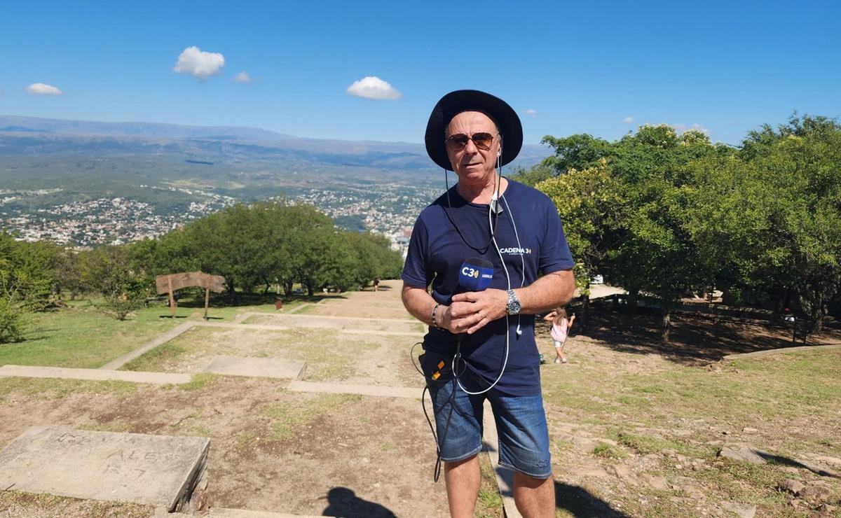 FOTO: El ascenso del Cerro de la Cruz, uno de los grandes atractivos de Carlos Paz.