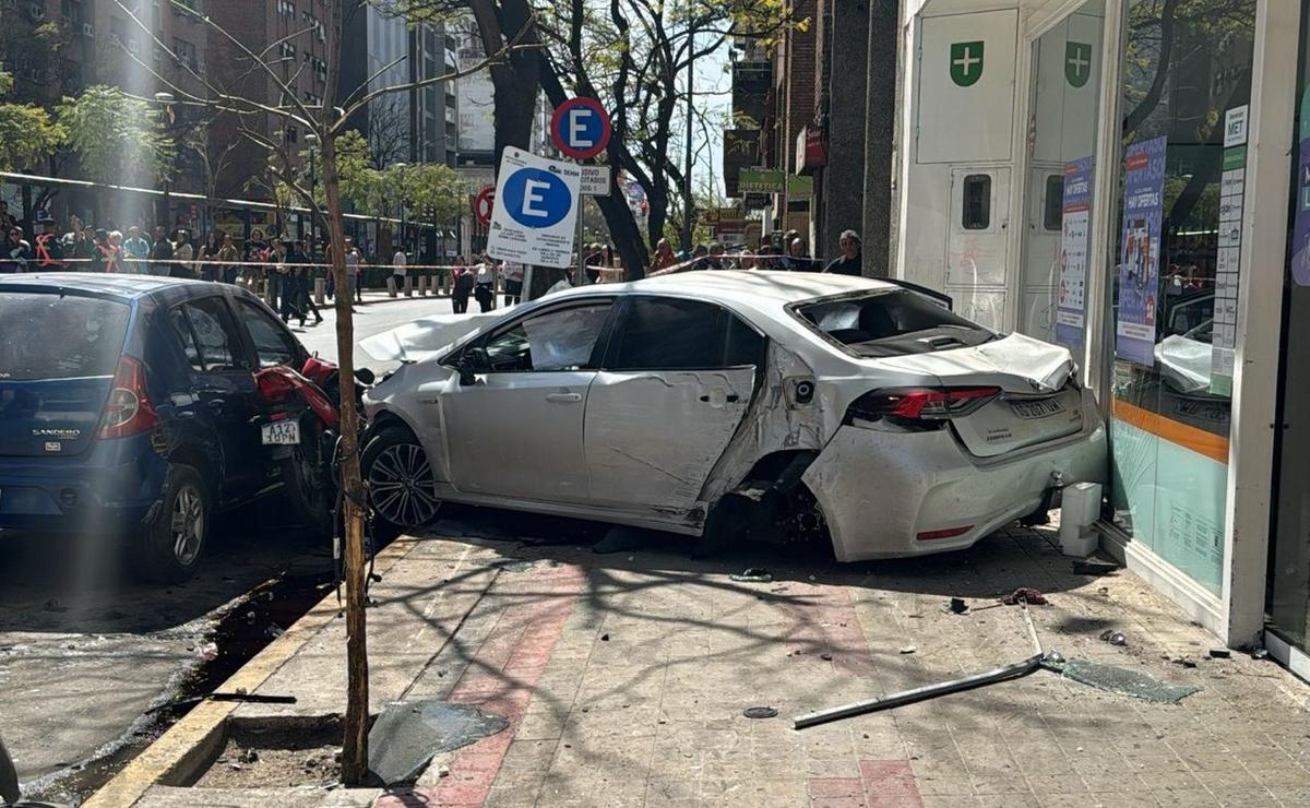 FOTO: Varios heridos tras el choque en Av. Chacabuco. (Foto: Daniel Cáceres/Cadena 3)