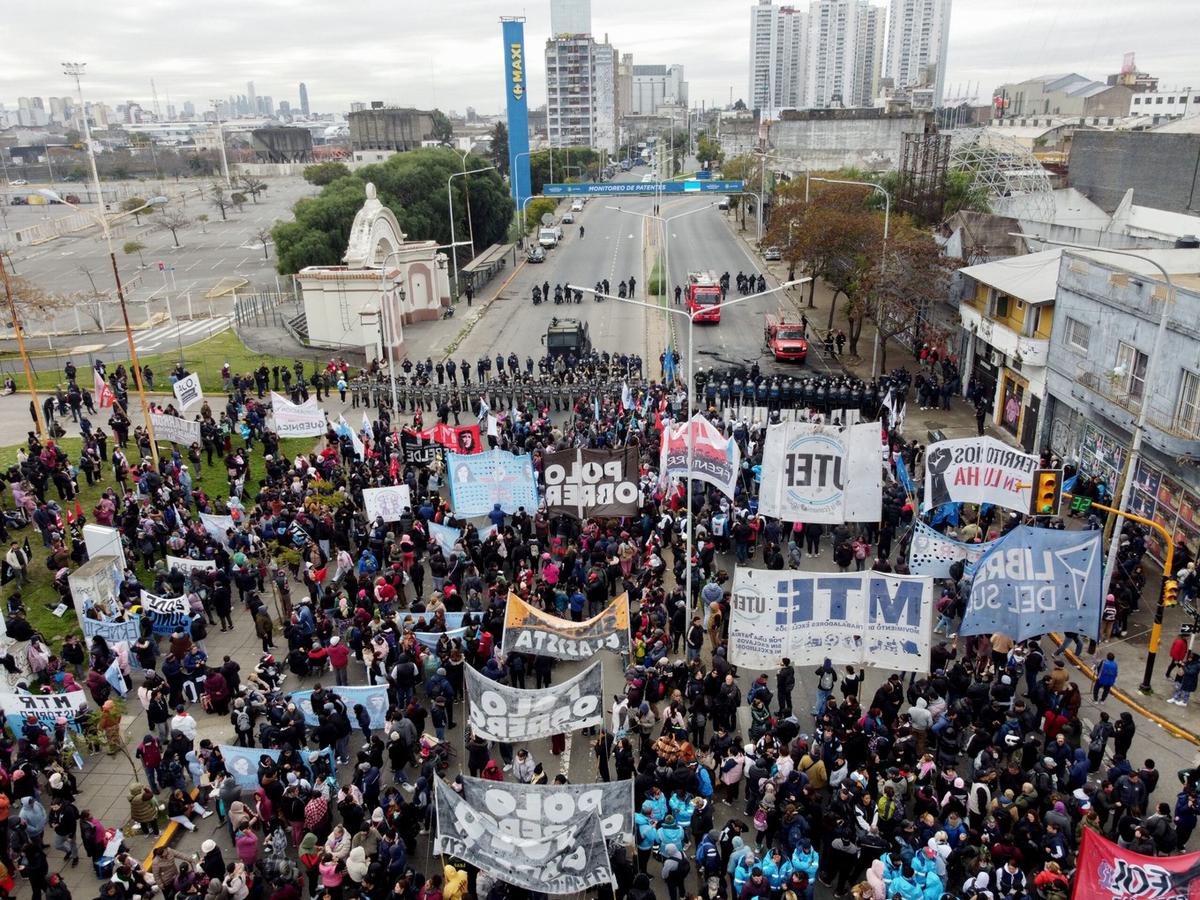Manifestantes de distintas organizaciones sociales en Puente Pueyrredón. (Foto: Claudio Fanchi/NA)
