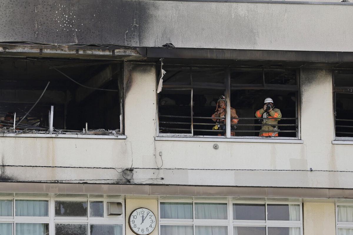 Desalojan o rescatan a unos 300 niños y maestros tras incendio en escuela en Tokio