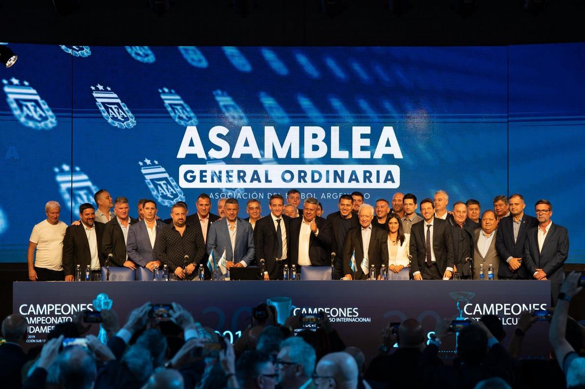 FOTO: Los dirigentes en la Asamblea.