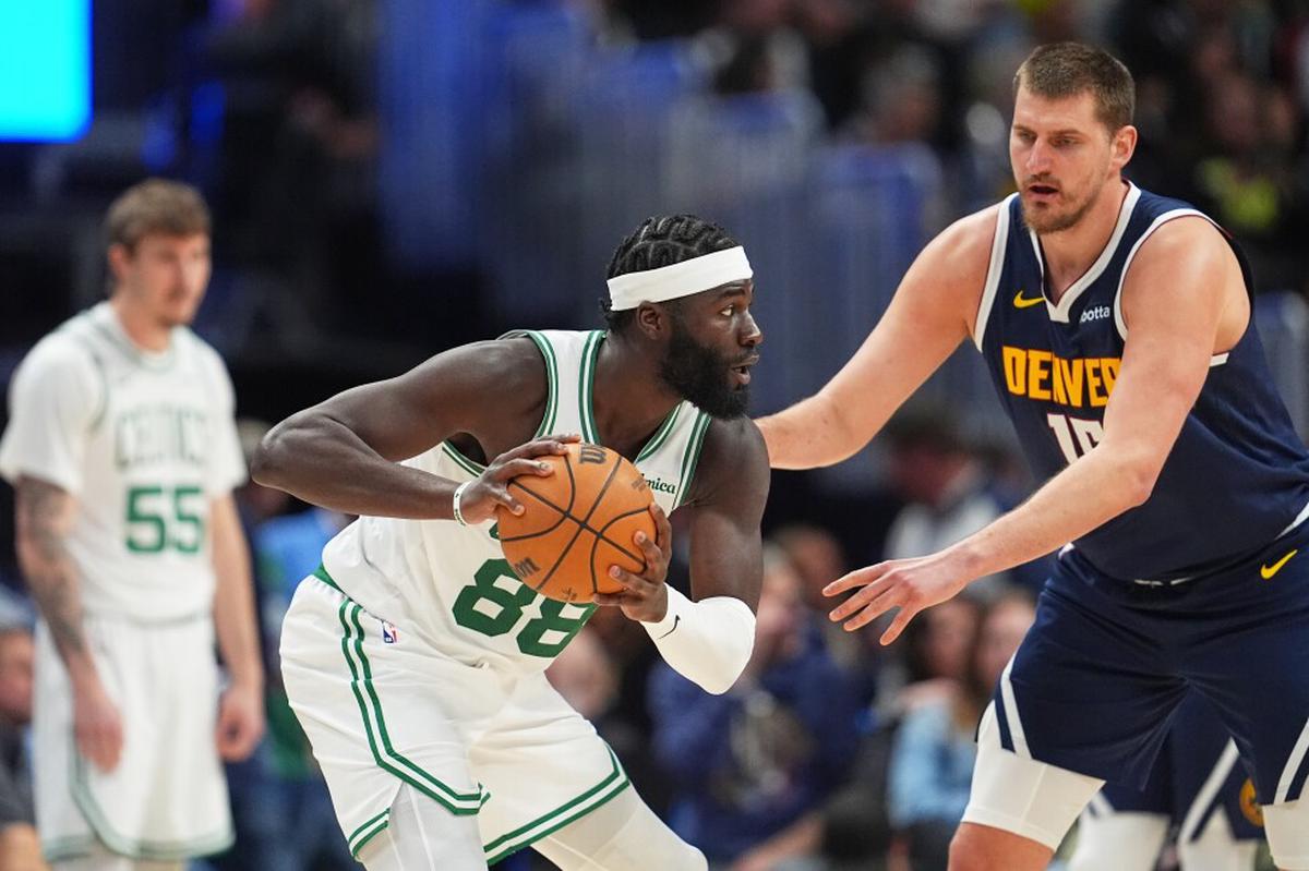 Jokic anota 30 puntos y captura 12 rebotes para que Nuggets derroten 103-84 a Celtics