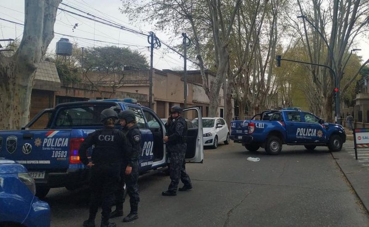 Archivo.- Móviles policiales frente a la entonces Agencia de Investigación criminal en Rosario.