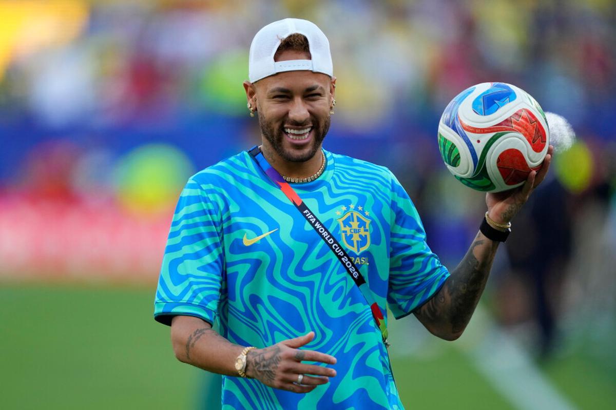 Neymar vuelve a la actividad y entrena limitado con Brasil en el Mundial