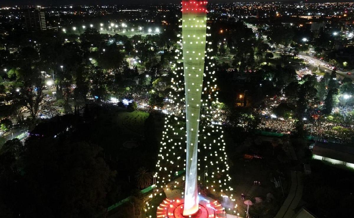 Ya está encendido el árbol de Navidad en Córdoba. (Foto: Daniel Cáceres/Cadena 3)