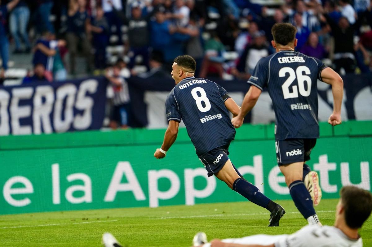 Talleres se llevó un triunfazo ante Platense en el Kempes. (Foto: Daniel Cáceres)
