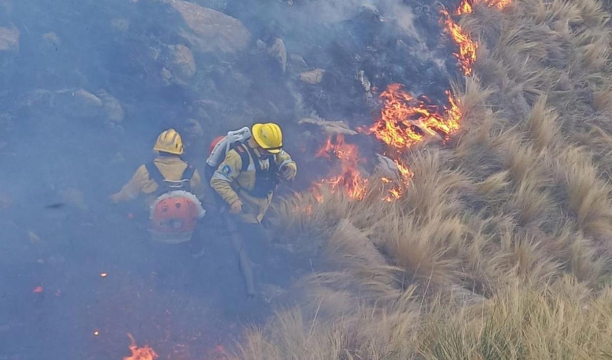 FOTO: El trabajo de los bomberos es incesante en distintos puntos de Córdoba. 