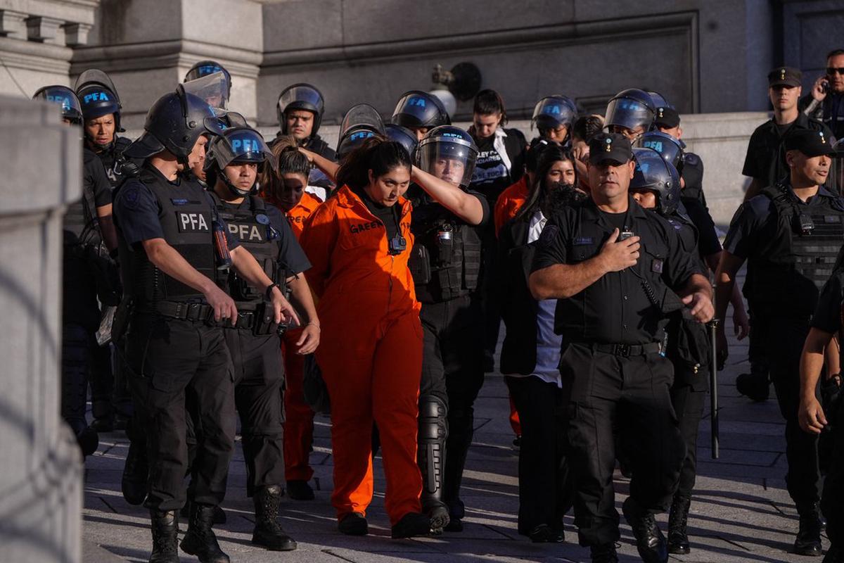 Inicia investigación judicial por agresión a camarógrafo en protesta en el Congreso