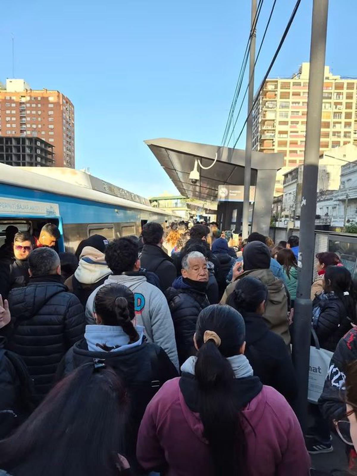 Demoras en el Tren Sarmiento tras accidente y problemas técnicos en Liniers