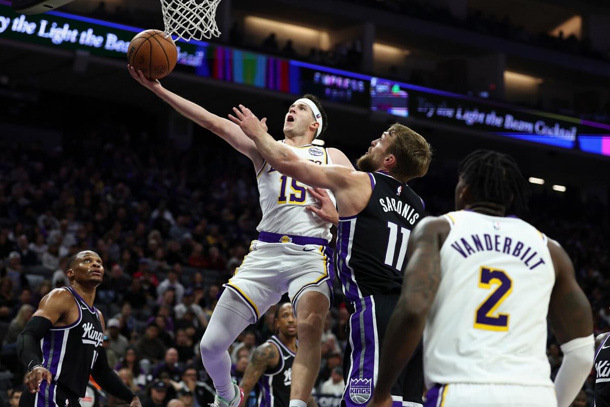 Reaves brilla en la victoria de los Lakers 127-120 sobre los Kings, sin Luka Doncic