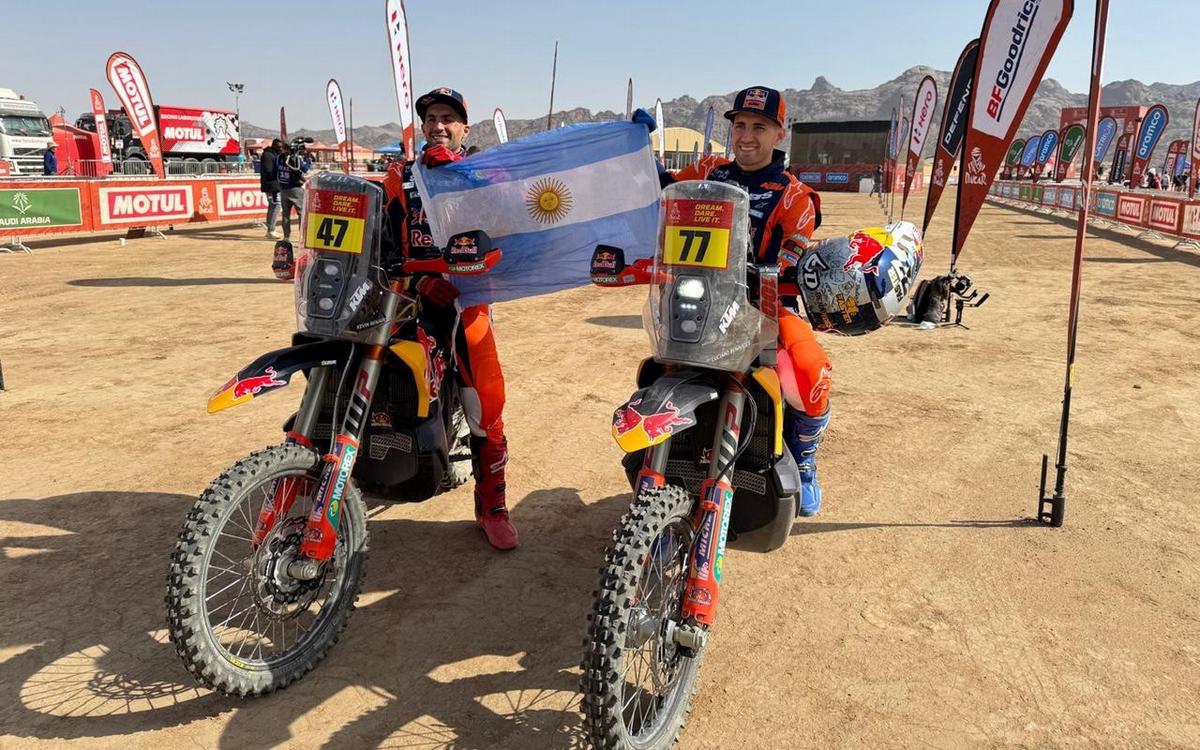 FOTO: Kevin y Luciano con la bandera argentina en la llegada al campamento de Bisha