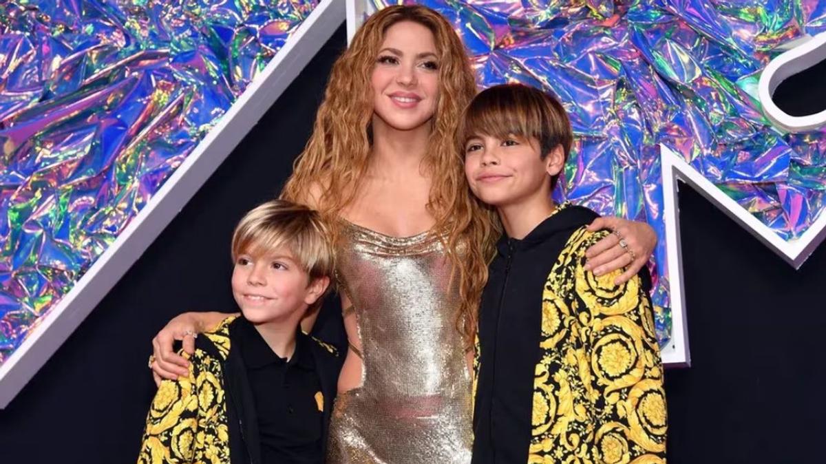 Shakira con sus hijos Sasha y Milán.