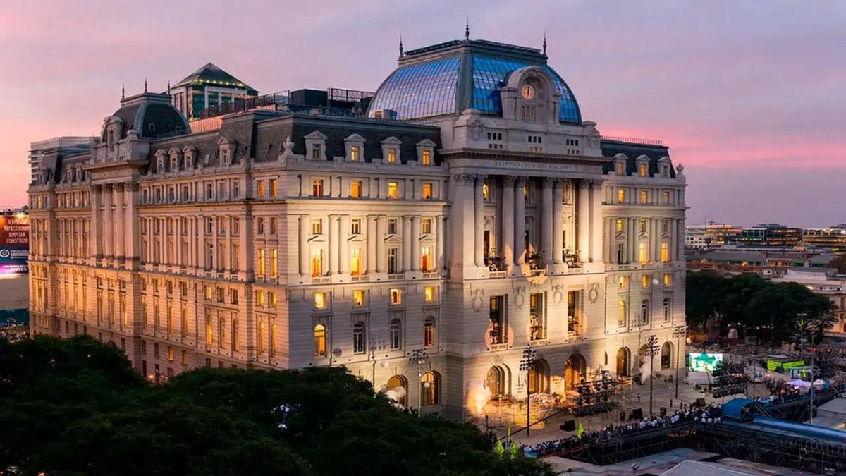 Empleado que espiaba a niñas murió tras arrojarse de una ventana en el Palacio Libertad