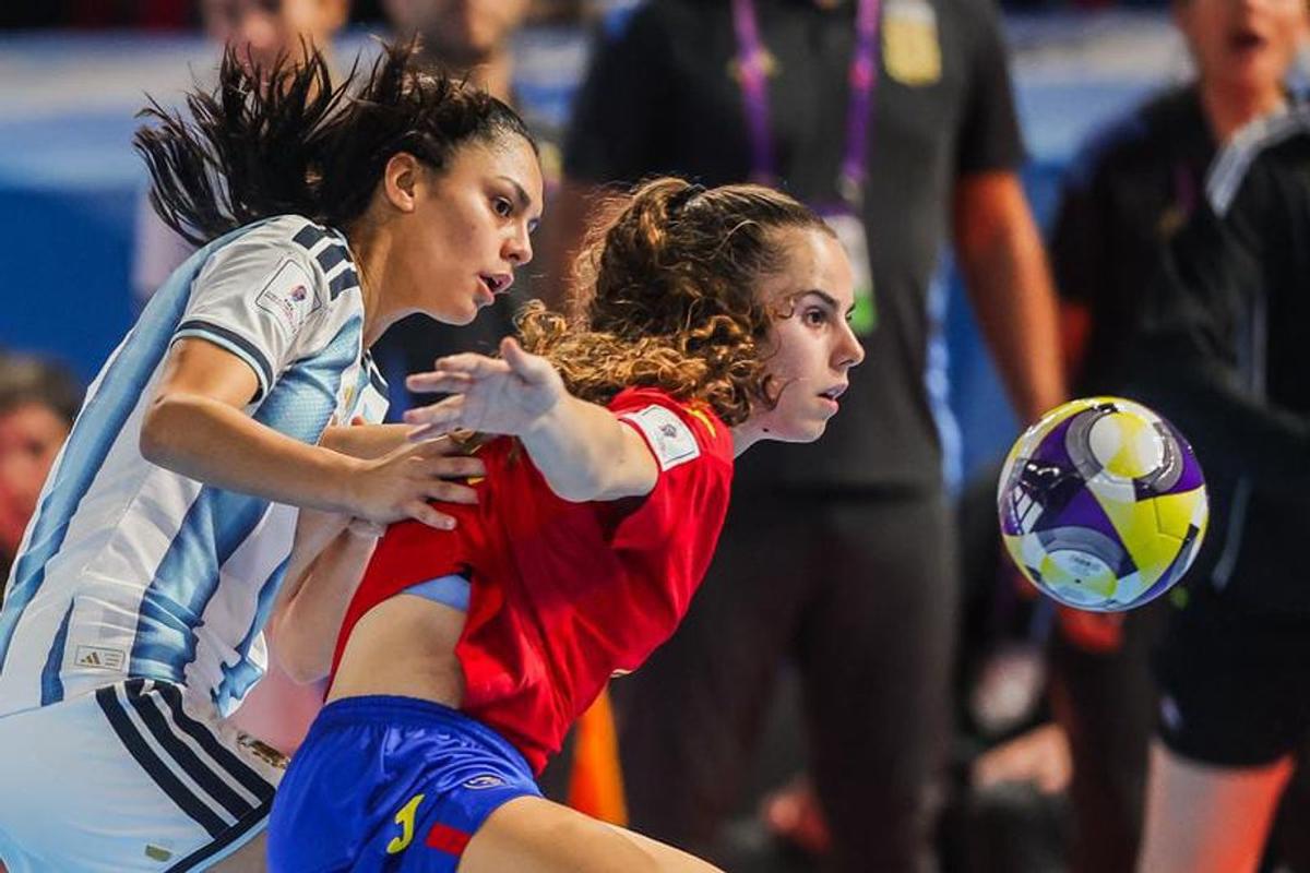 Una jugadora de Argentina y una de España luchan por la pelota. Foto: Agencia NA.