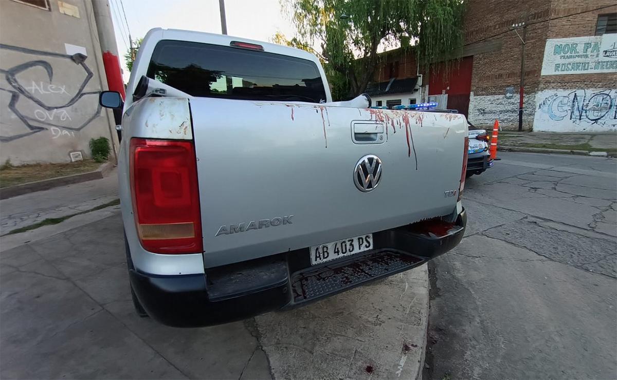 FOTO: Rosario:Balearon a dos hombres frente a un taller, los llevaron de urgencia al Heca. 