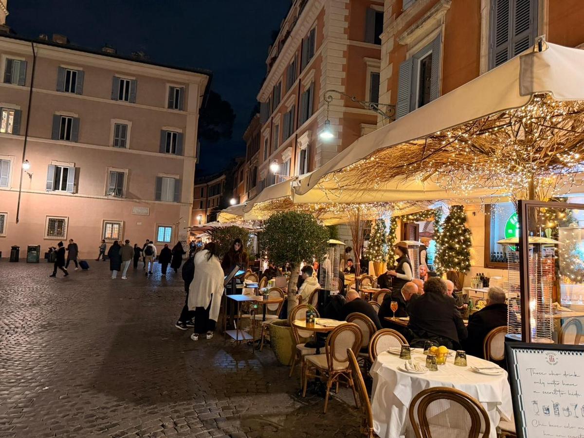 Trastevere de noche: la magia bohemia de Roma.
