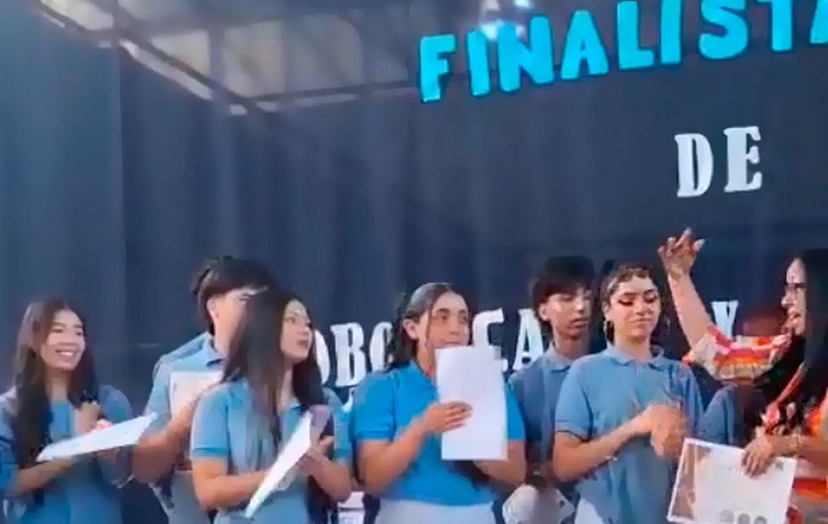Los chicos riojanos festejaron haber llegado a la final de la categoría Periodismo.
