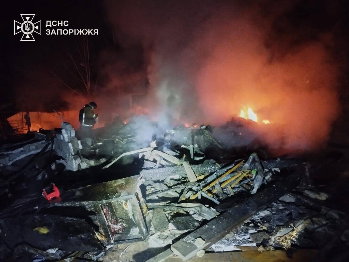 Ataque con dron ruso mata a 3 en el sur de Ucrania antes de nuevas conversaciones de paz