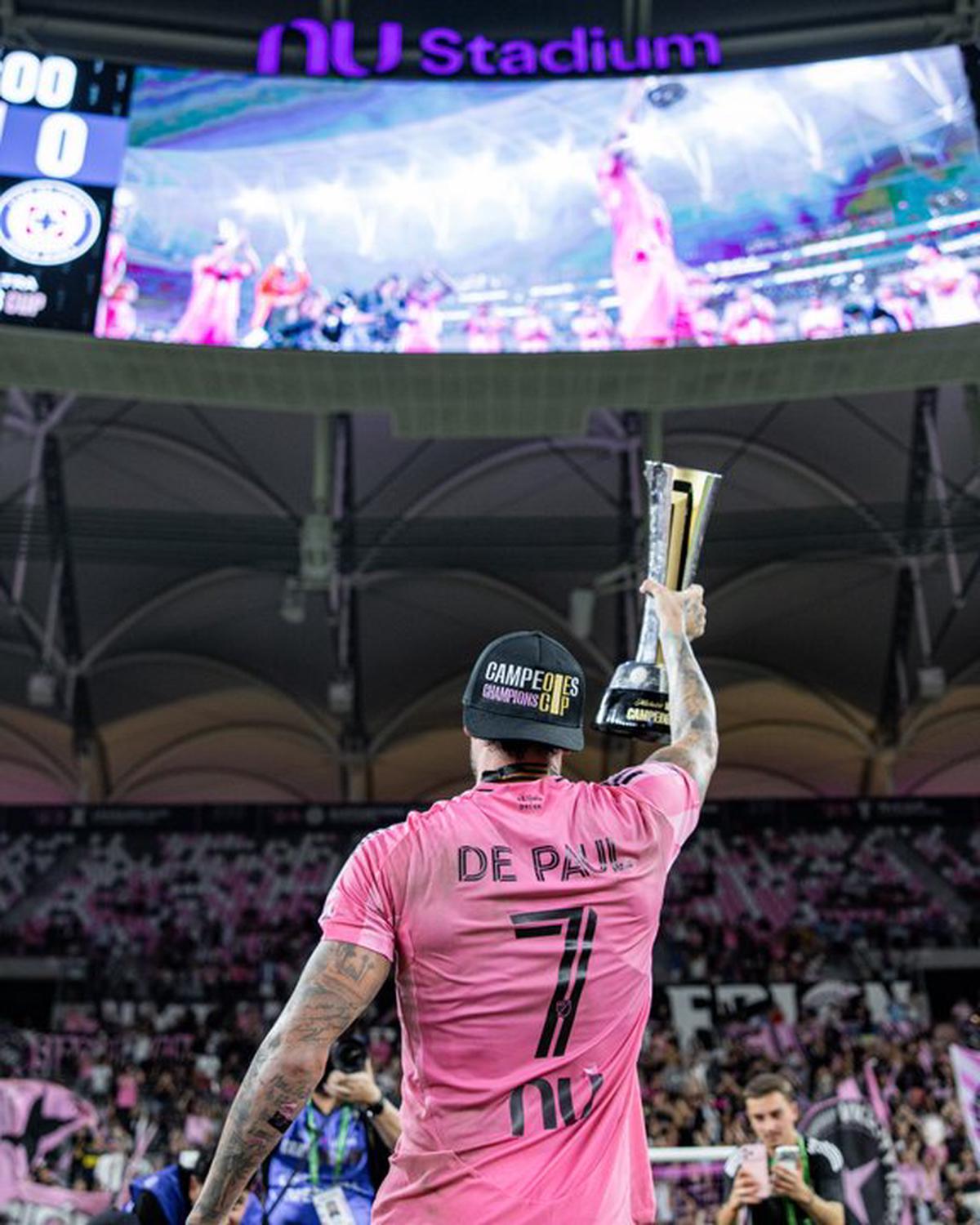 Rodrigo De Paul le ofrece el trofeo de Campeones Cup a la hinchada del Inter Miami.