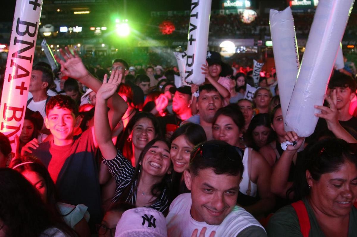 FOTO: Los asistentes disfrutan de una nueva noche festivalera. 