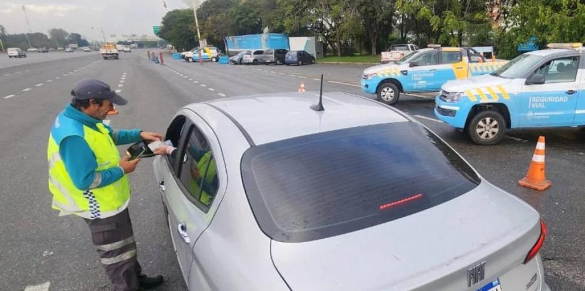 FOTO: Cuál es el trámite que reemplaza a la tarjeta azul y permite que otros manejen