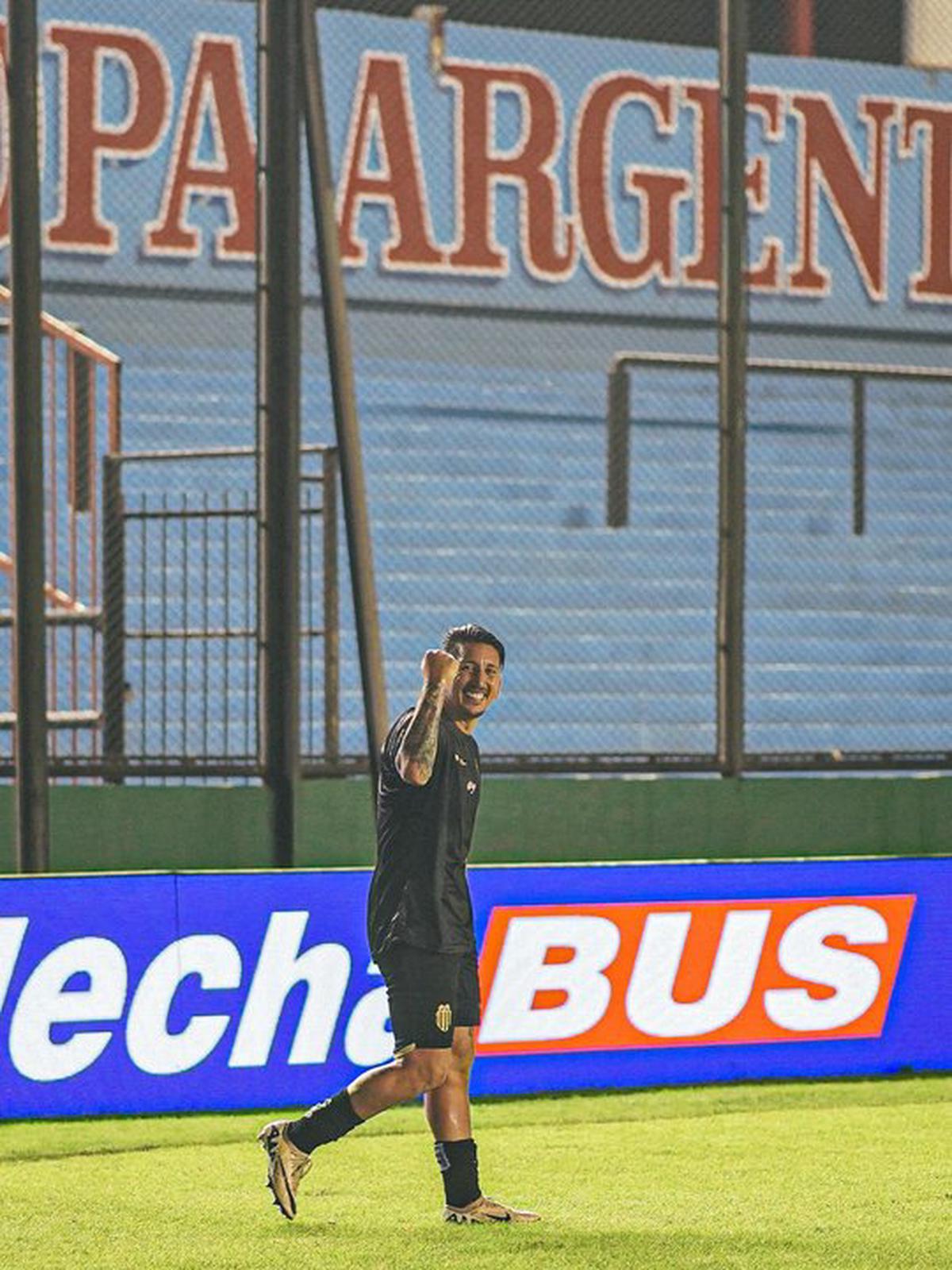 Damián Martínez festeja un gran gol que le dio el triunfo a Barracas.