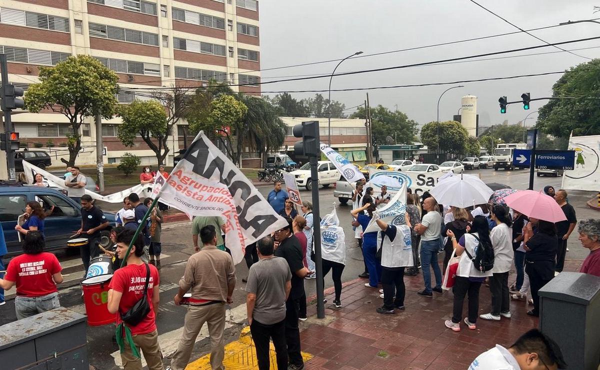 FOTO: Movilización de trabajadores de Salud en Córdoba. (Foto: Daniel Cáceres/Cadena 3)