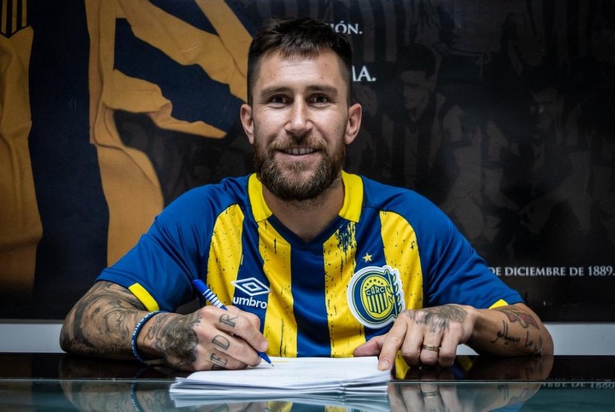 Jonathan Gómez al firmar su contrato con Central en su última etapa en el club de Arroyito.