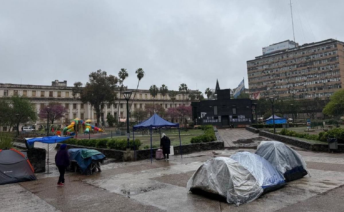 Acampe en Plaza de la Intendencia (Foto: Daniel Cáceres, Cadena3).