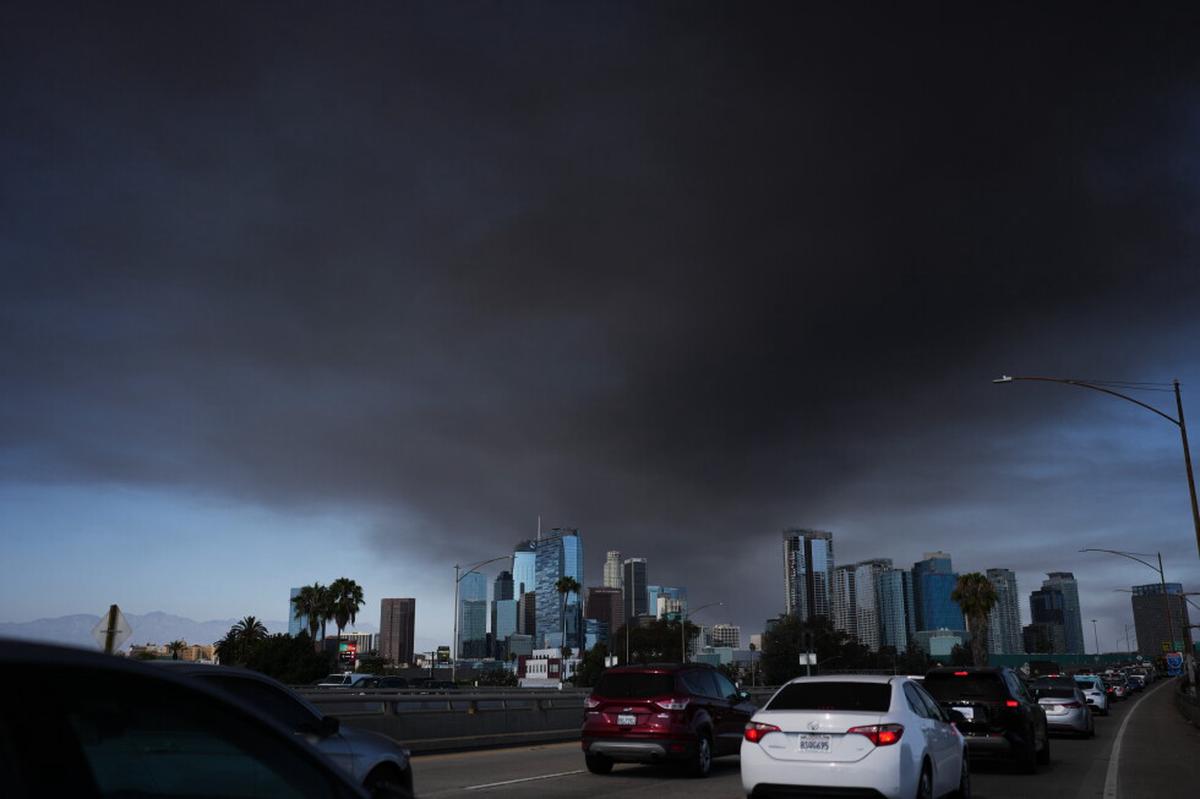 La alcaldesa de Los Ángeles declara emergencia por incendio en almacén