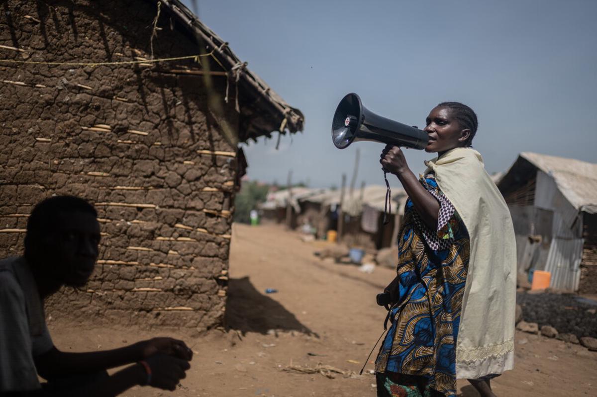 En campamento de desplazados en Congo, combaten el ébola con arena y avena, sin agua