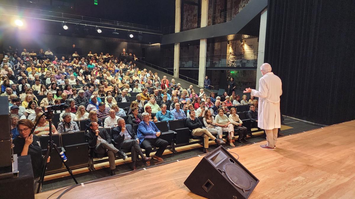 FOTO: El doctor Miroli expuso en un Teatro Comedia colmado. 