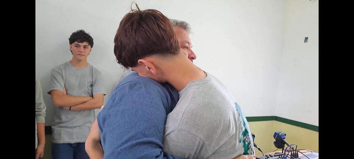 El profesor, Sergio Fabris, se emocionó con sus alumnos.