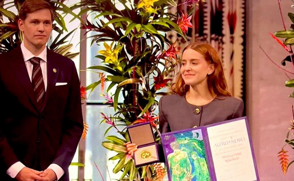 Ana Corina Sosa recibe el Nobel de la Paz en representación de su madre.