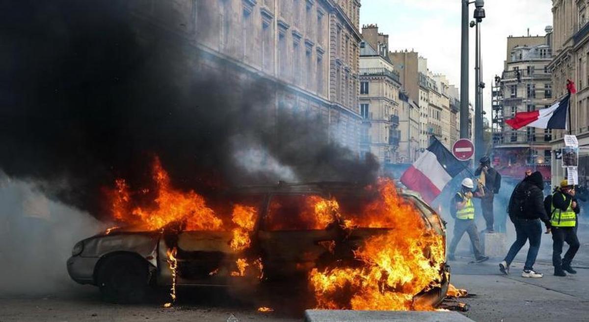Un vehículo en llamas durante una protesta, en París.