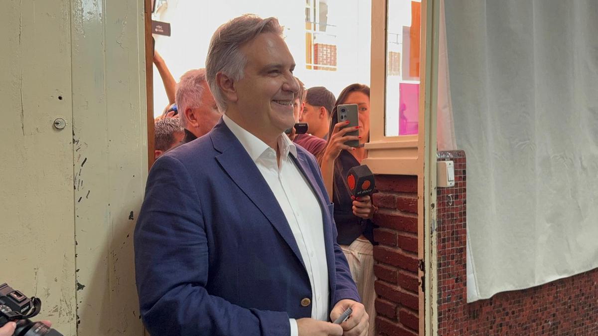 Llaryora votó en el centro de Córdoba.