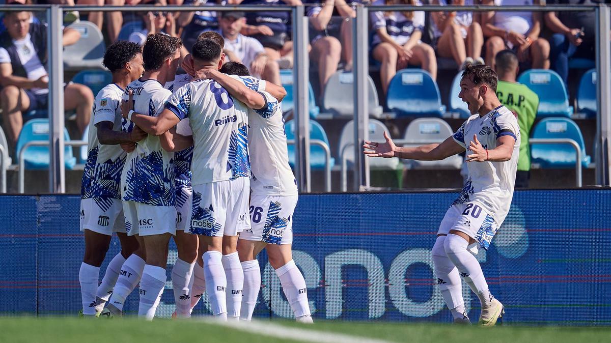 El plantel de Talleres festeja el triunfo ante Gimnasia. (Foto: CAT)