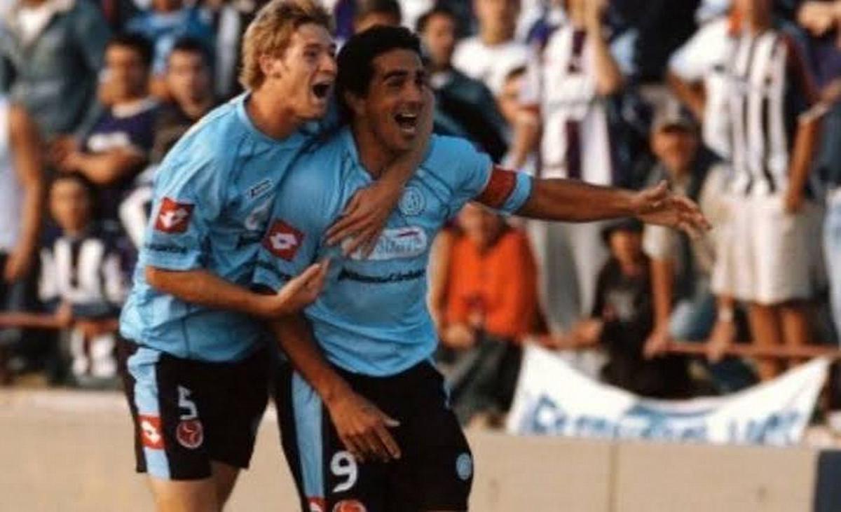 Imagen del clásico de 2006, en la B Nacional y el festejo de Campodónico