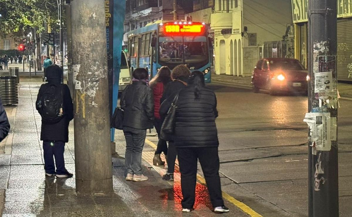 Personas yendo al trabajo desde la Plaza Sarmiento.