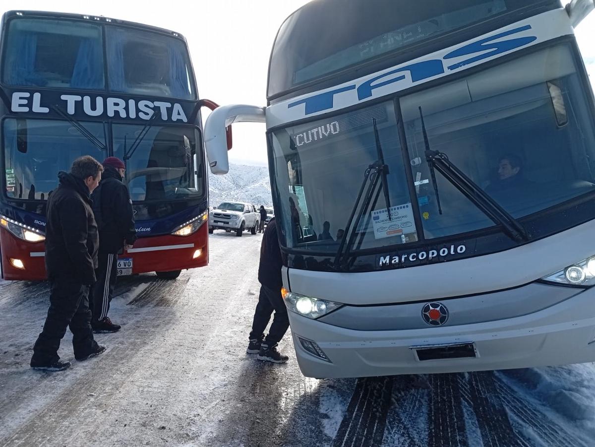Frenan el tránsito hacia Las Leñas por un inconveniente entre dos colectivos. (Gentileza/Oyente)