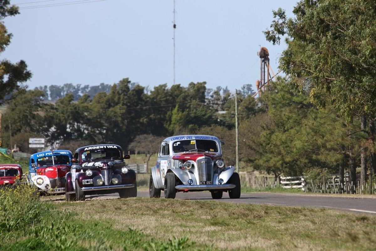 Autos clásicos en el Gran Premio Argentino Histórico.