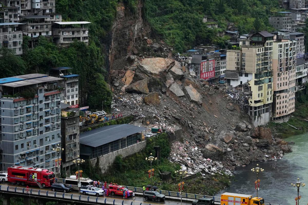 Rescatistas buscan sobrevivientes bajo la lluvia tras deslave con 8 muertos en China