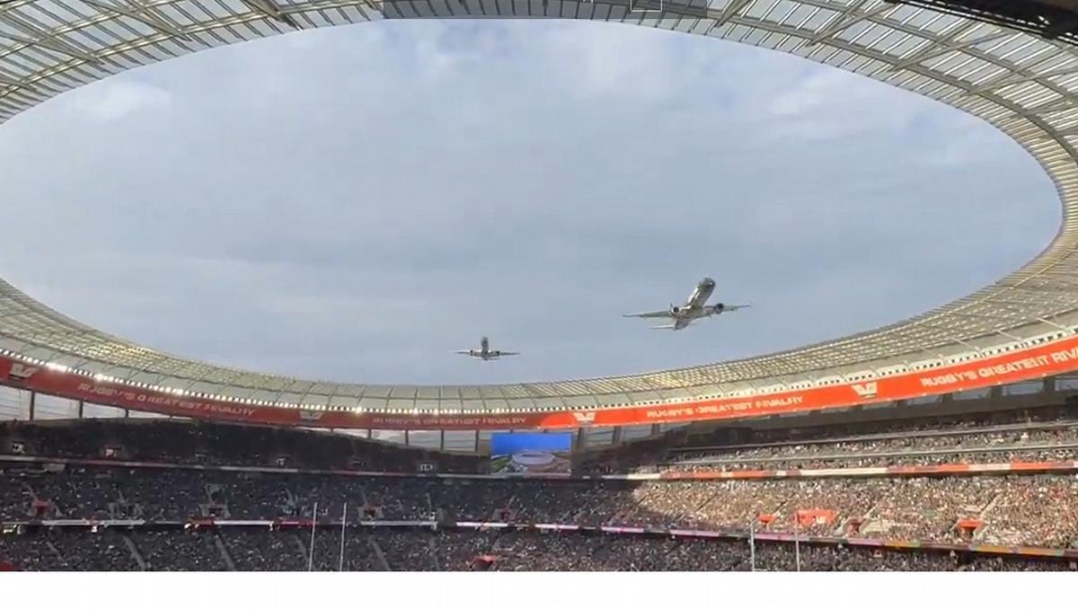 Los aviones pasaron muy cerca del estadio (Foto: captura de video)