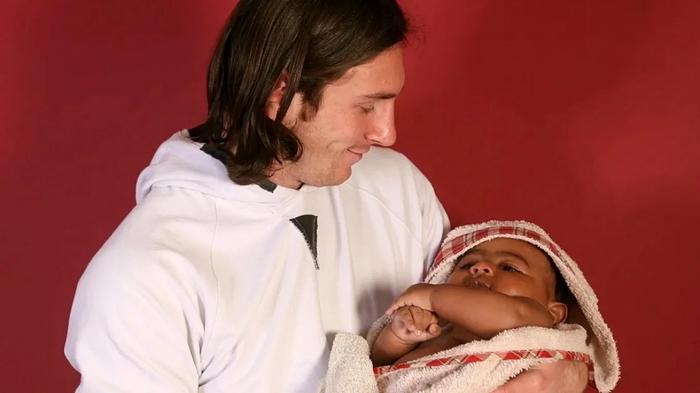 La historia detrás de la foto de Messi bañando a Lamine Yamal