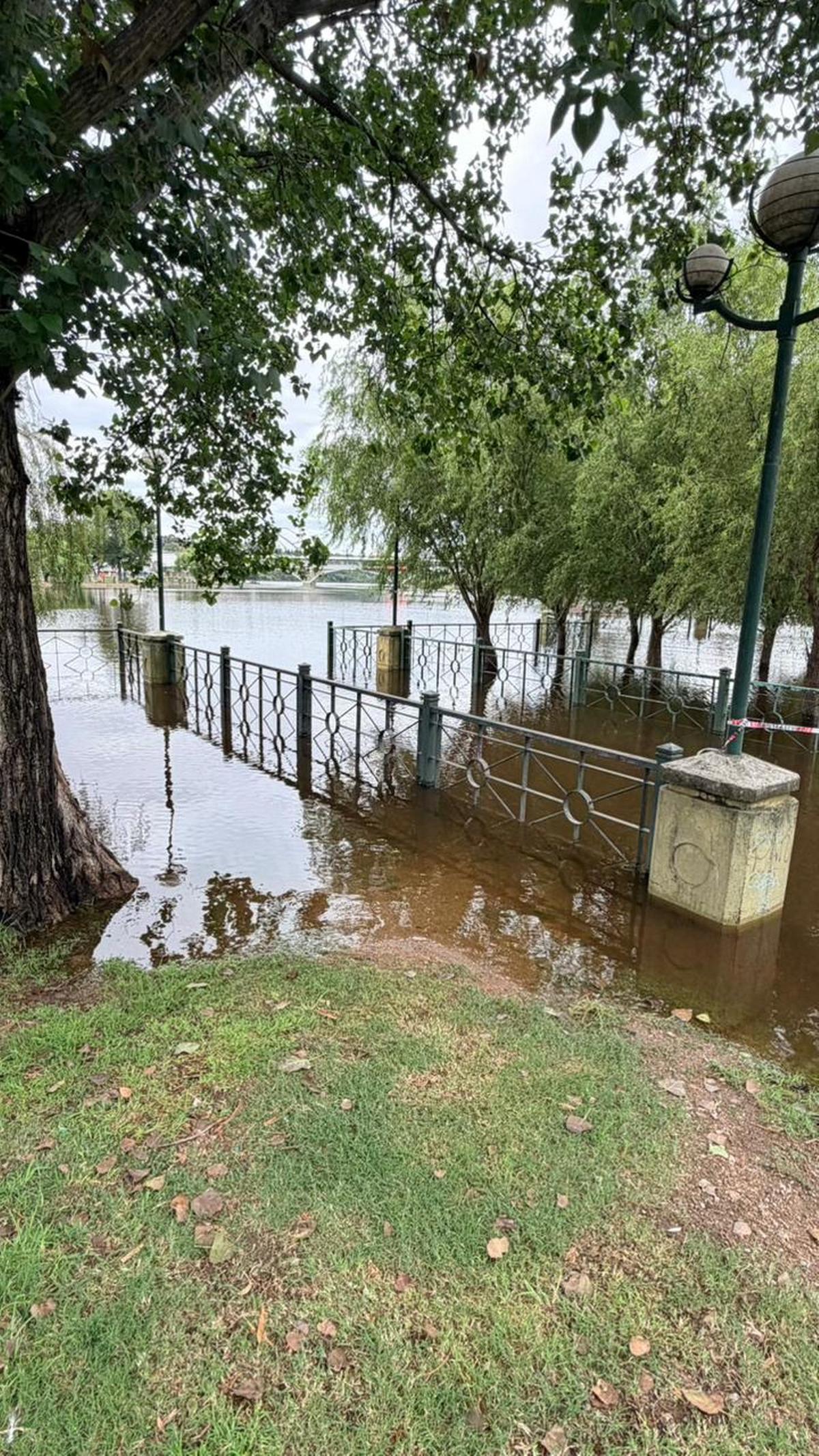 Fuerte crecida del dique San Roque en Carlos Paz.