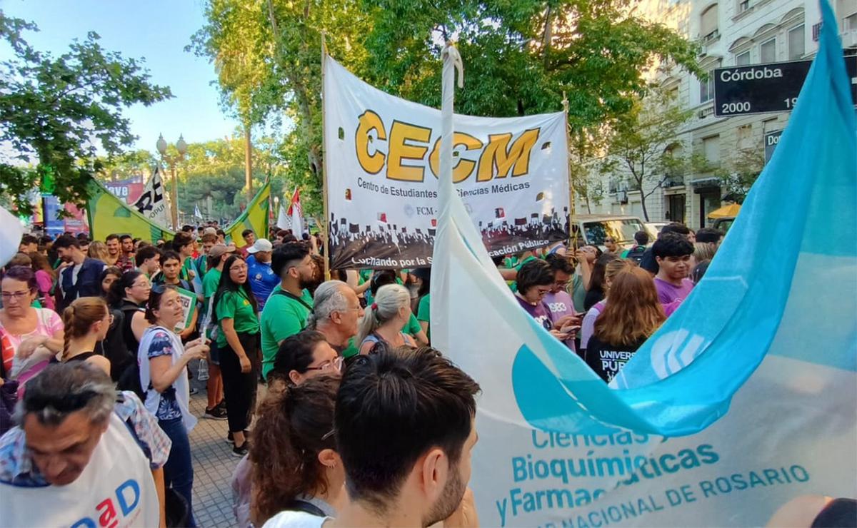 FOTO: Una nueva marcha de las antorchas atravesó el centro de Rosario.