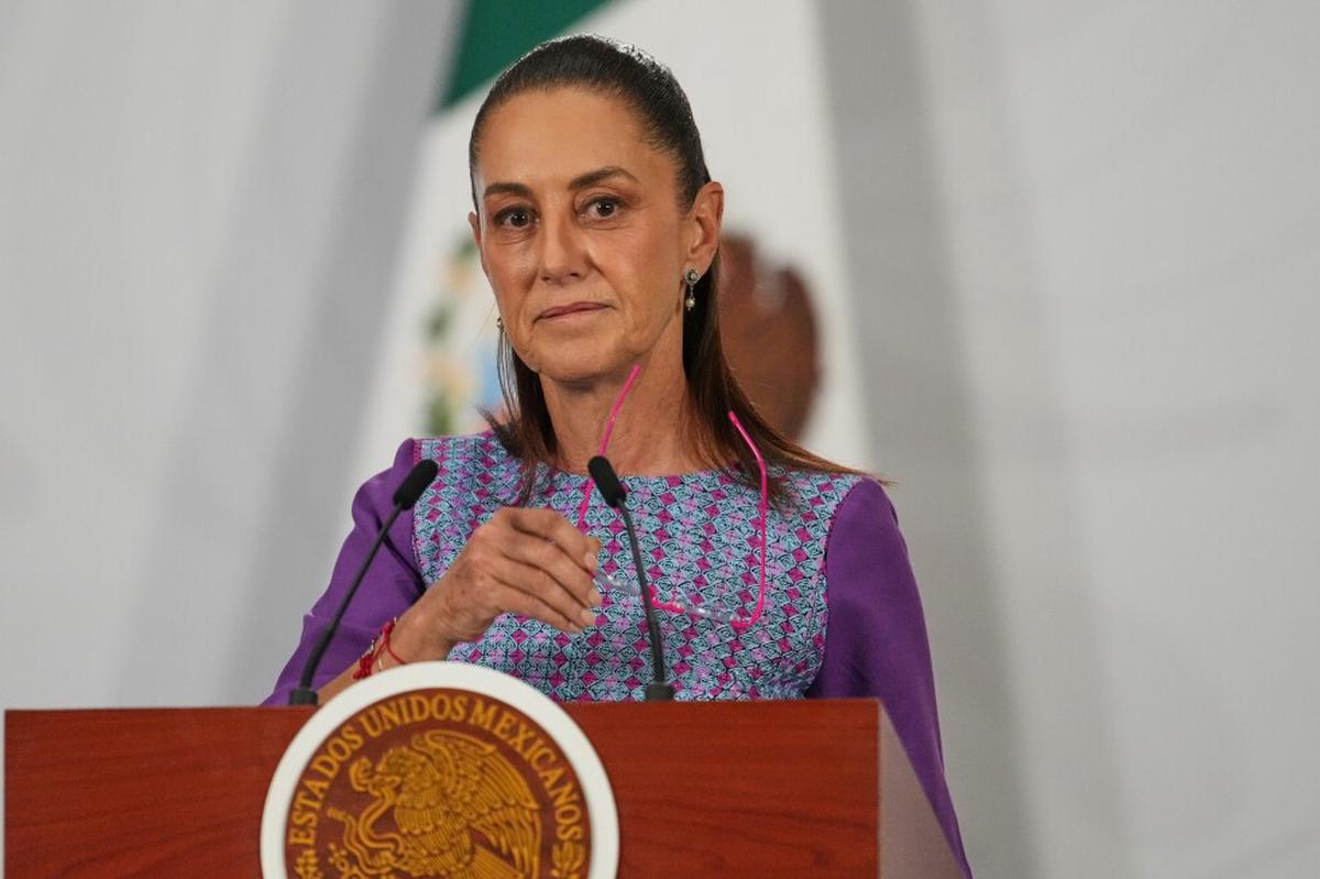Sheinbaum descarta riesgos para su gobierno luego de que dos exfuncionarios se entregan en EE.UU.